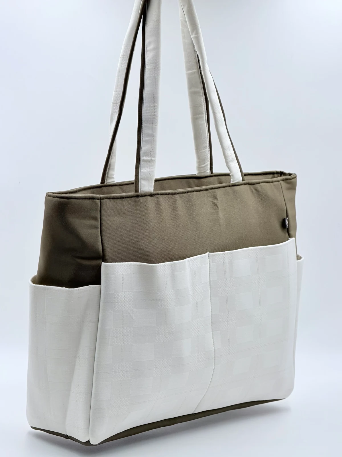Gulmohar Carryall - Gulmohar Carryall Medium - GEBA-GULMOHAR-0117 — Totes & Carryalls › Gulmohar Carryall › Gulmohar Carryall Medium (Photo 1 of 4)