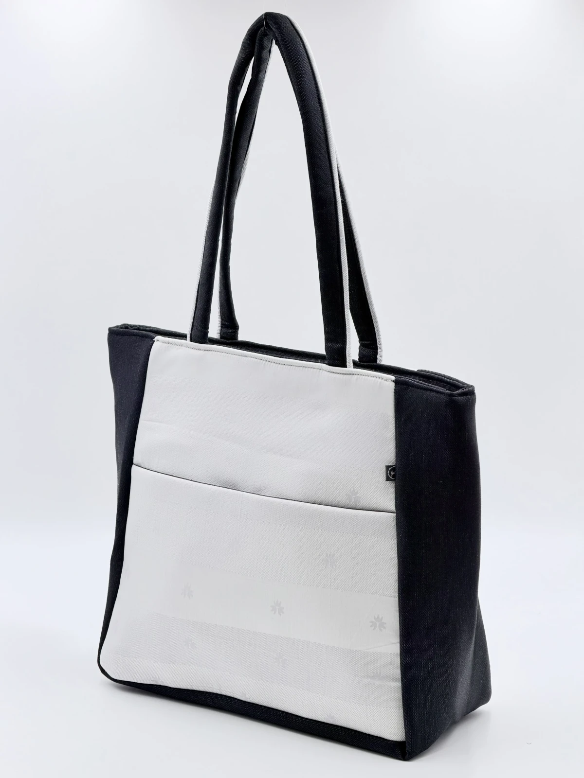 Nishigandha Tote - GEBA-NISHIGANDHA-0011 — Totes & Carryalls › Nishigandha Tote (Photo 1 of 5)
